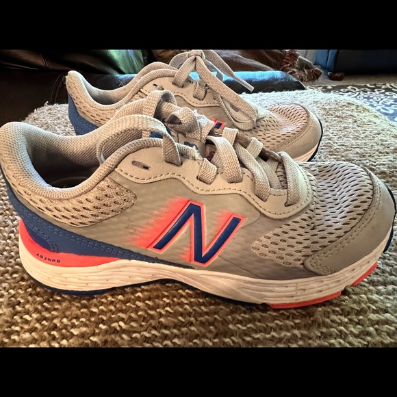 Girls shoes like new - Picture 2 of 3